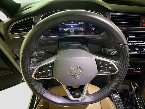 Certified 2024 Volkswagen Tiguan SE R-Line FWD image 40