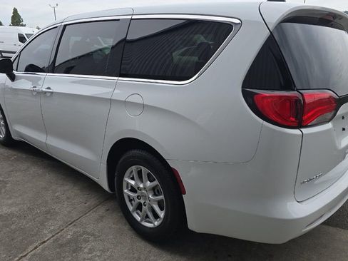 Used 2022 Chrysler Voyager LX image 2