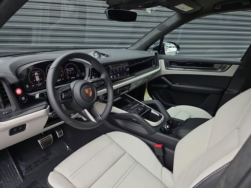 New 2026 Porsche Cayenne GTS AWD/4WD image 4