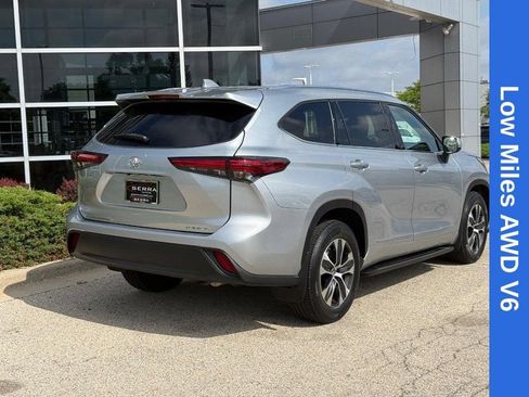Used 2021 Toyota Highlander XLE AWD/4WD image 3
