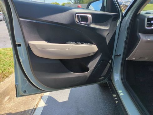 Used 2025 Hyundai Venue SEL FWD image 11