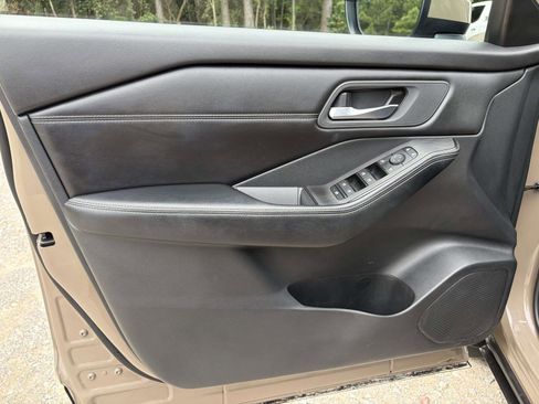 Used 2024 Nissan Rogue SV w/ SV Premium Package FWD image 5