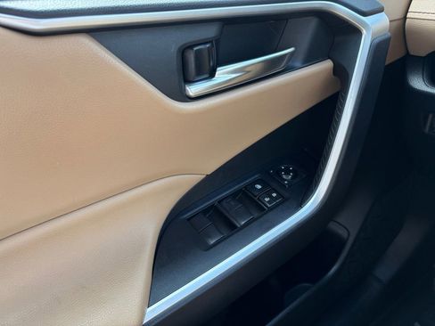 Used 2020 Toyota RAV4 XLE AWD/4WD image 17