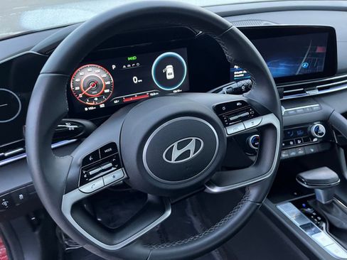 Used 2025 Hyundai Elantra SEL image 28