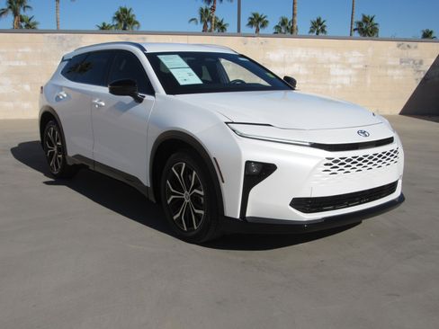 Used 2025 Toyota Crown Signia image 2