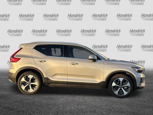 Used 2025 Volvo XC40 B5 Plus image 11