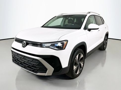 Used 2025 Volkswagen Taos SE w/ Panoramic Sunroof Package AWD/4WD image 1