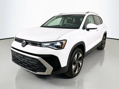 Used 2025 Volkswagen Taos SE w/ Panoramic Sunroof Package