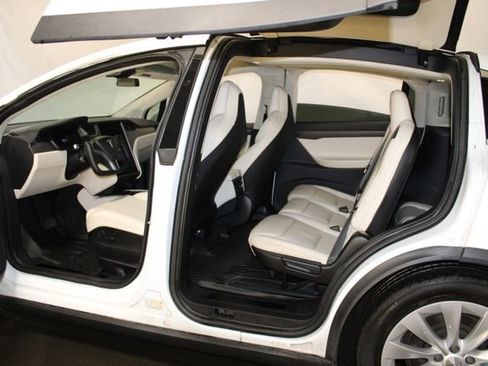 Used 2018 Tesla Model X 75D image 6