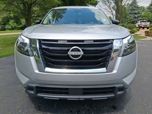 Used 2024 Nissan Pathfinder S FWD image 2