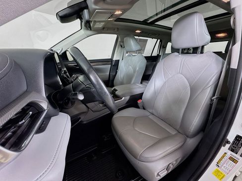 Used 2022 Toyota Highlander Platinum image 2