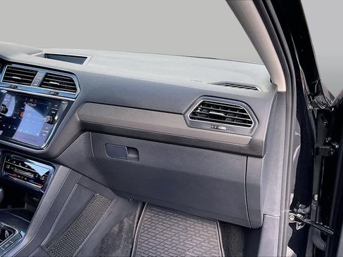 Used 2024 Volkswagen Tiguan SE FWD image 18