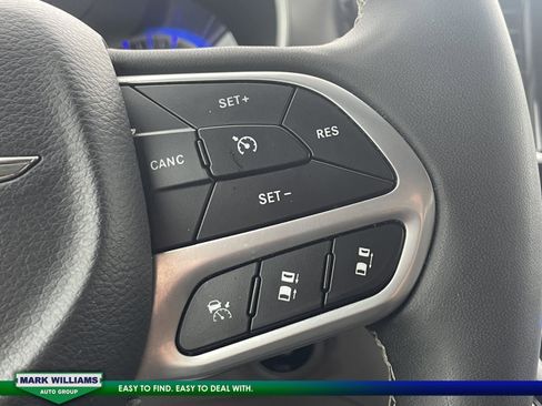 Used 2024 Chrysler Pacifica Touring-L image 18