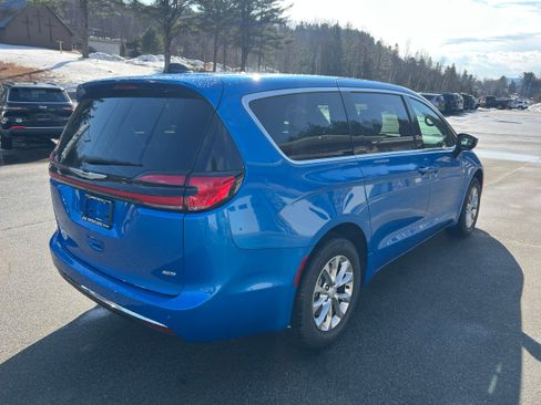 New 2026 Chrysler Pacifica Select image 5