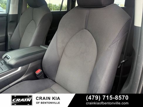 Used 2022 Toyota Highlander LE AWD/4WD image 23