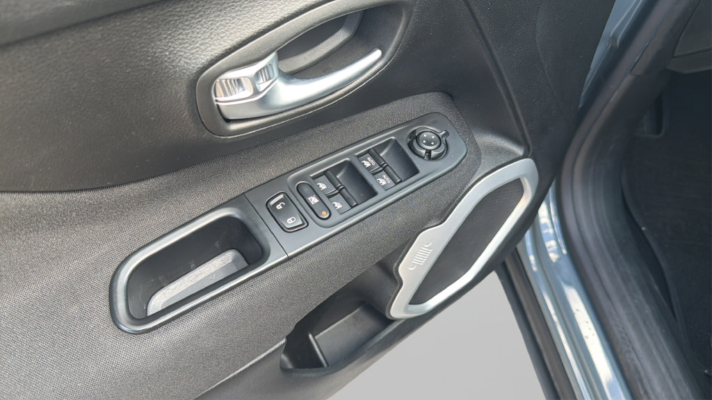 Used 2018 Jeep Renegade Latitude w/ UConnect 8.4 Nav Group FWD image 13