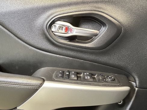 Used 2018 Jeep Cherokee Latitude Plus w/ Comfort/Convenience Group AWD/4WD image 18