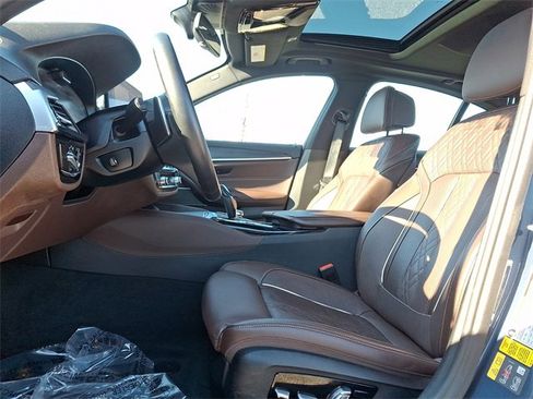 Used 2023 BMW 530e xDrive w/ Premium Package image 13