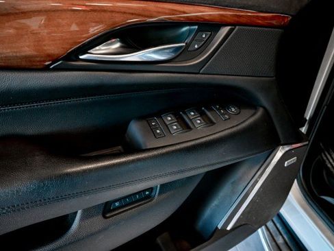 Used 2016 Cadillac Escalade Luxury AWD/4WD image 16