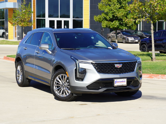 Used 2025 Cadillac XT4 Premium Luxury FWD image 2