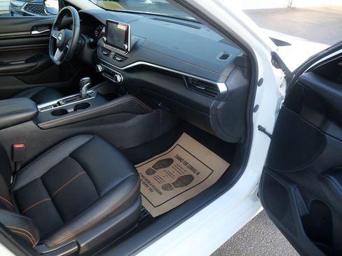 Used 2019 Nissan Altima 2.5 SR w/ SR Premium Package image 18
