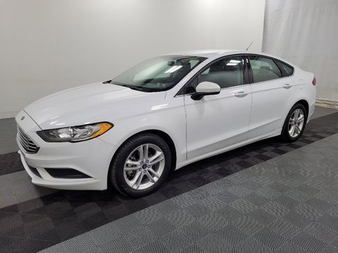 Used 2018 Ford Fusion SE w/ Fusion SE Technology Package image 2