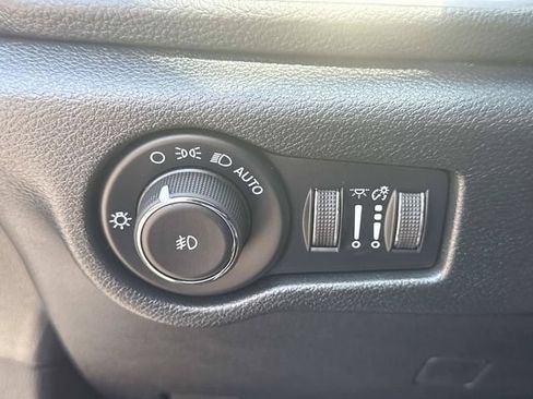 Used 2026 Chrysler Pacifica Limited FWD image 39
