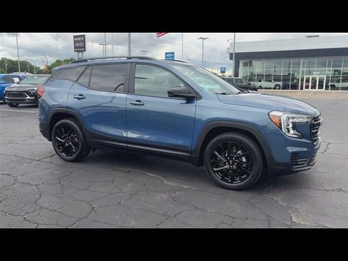 Used 2024 GMC Terrain SLE w/ Driver Convenience Package FWD image 2