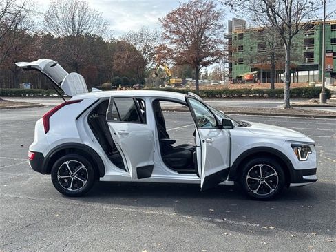 Certified 2025 Kia Niro LX image 12