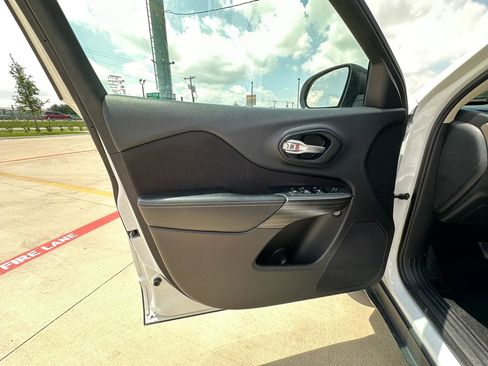 Used 2016 Jeep Cherokee Sport AWD/4WD image 29