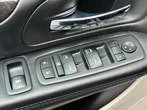 Used 2019 Dodge Grand Caravan SE w/ UConnect Hands-Free Group image 13