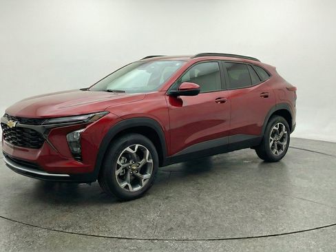 Used 2025 Chevrolet Trax LT FWD image 3