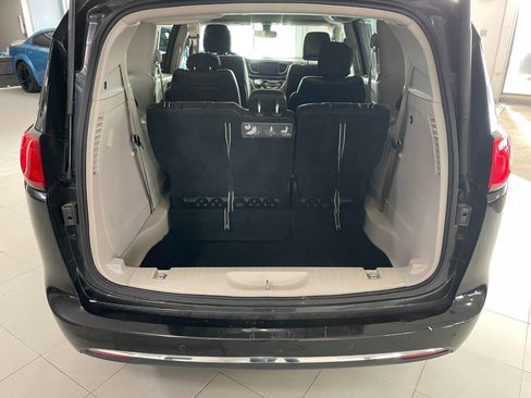 Used 2018 Chrysler Pacifica Touring-L image 7