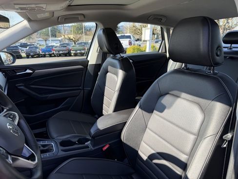 Used 2024 Volkswagen Jetta SE image 17
