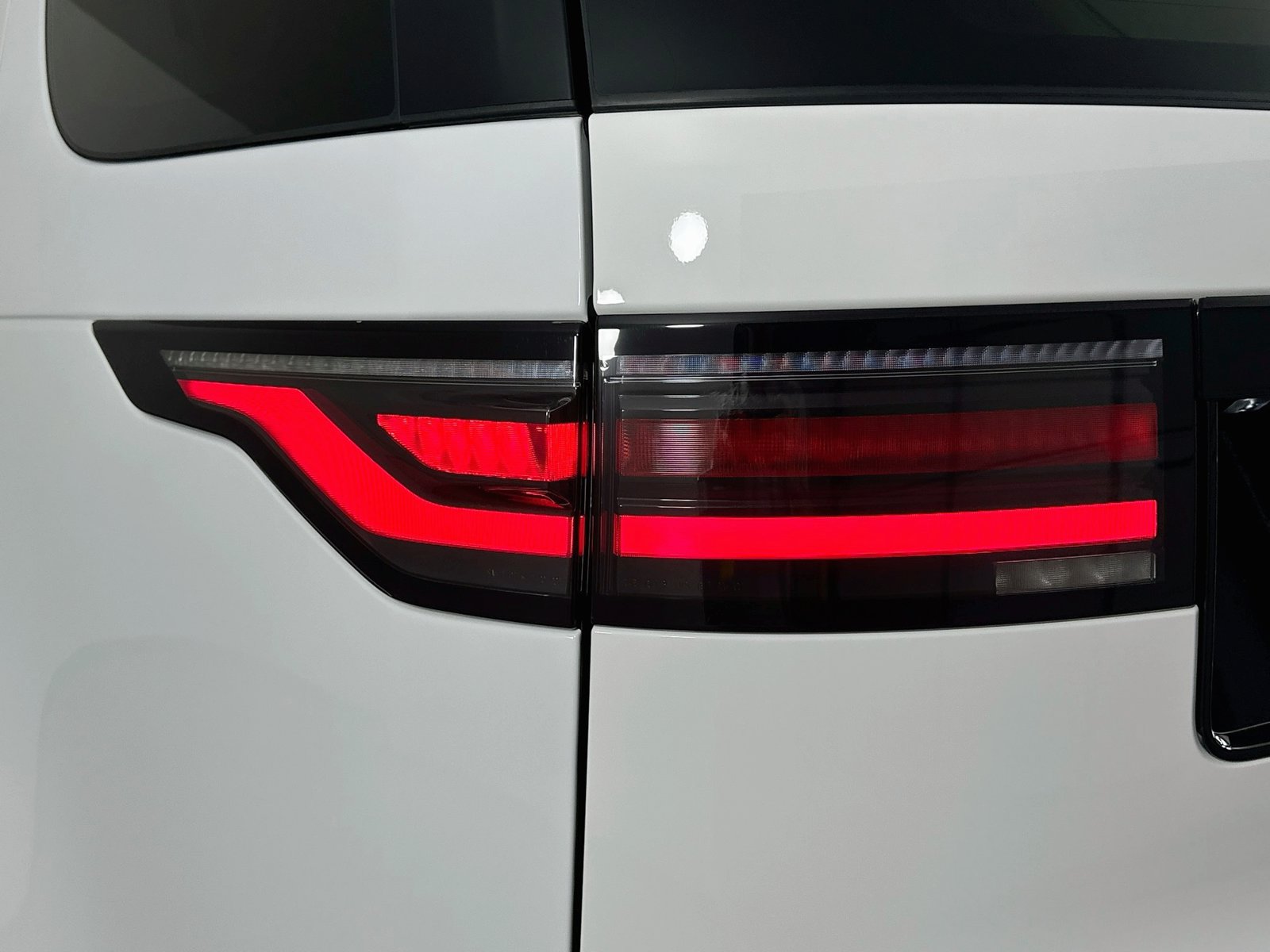 New 2026 Land Rover Discovery Limited Edition AWD/4WD image 12