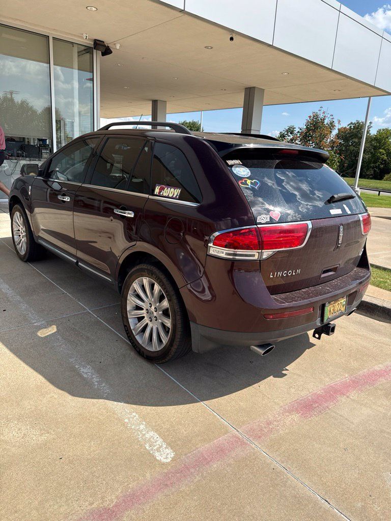 Used 2012 Lincoln MKX FWD image 3