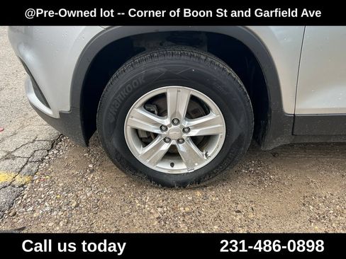 Used 2020 Chevrolet Trax LS AWD/4WD image 11