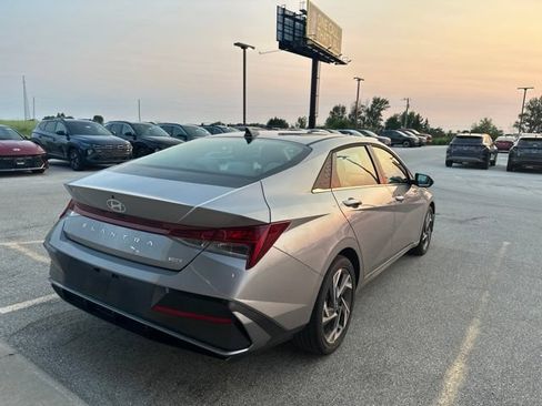 Used 2025 Hyundai Elantra Limited FWD image 13