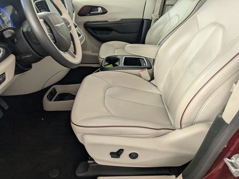 Used 2018 Chrysler Pacifica Limited w/ Tire & Wheel Group FWD image 13