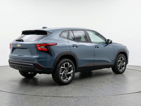 Used 2025 Chevrolet Trax LT w/ LT Convenience Package image 9