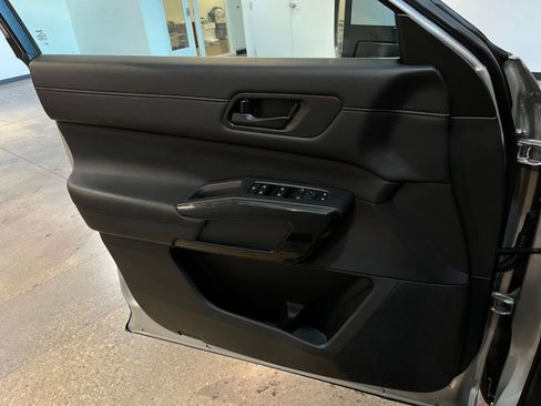 Used 2025 Nissan Pathfinder SV FWD image 18