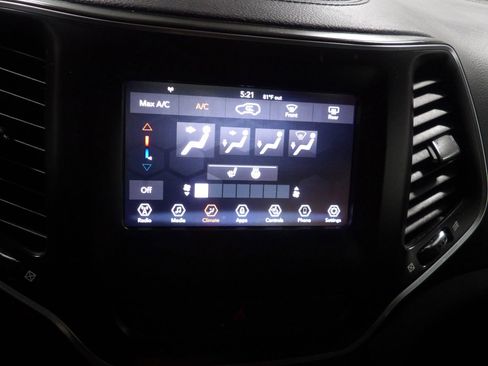 Used 2020 Jeep Cherokee Latitude w/ Cold Weather Group AWD/4WD image 12