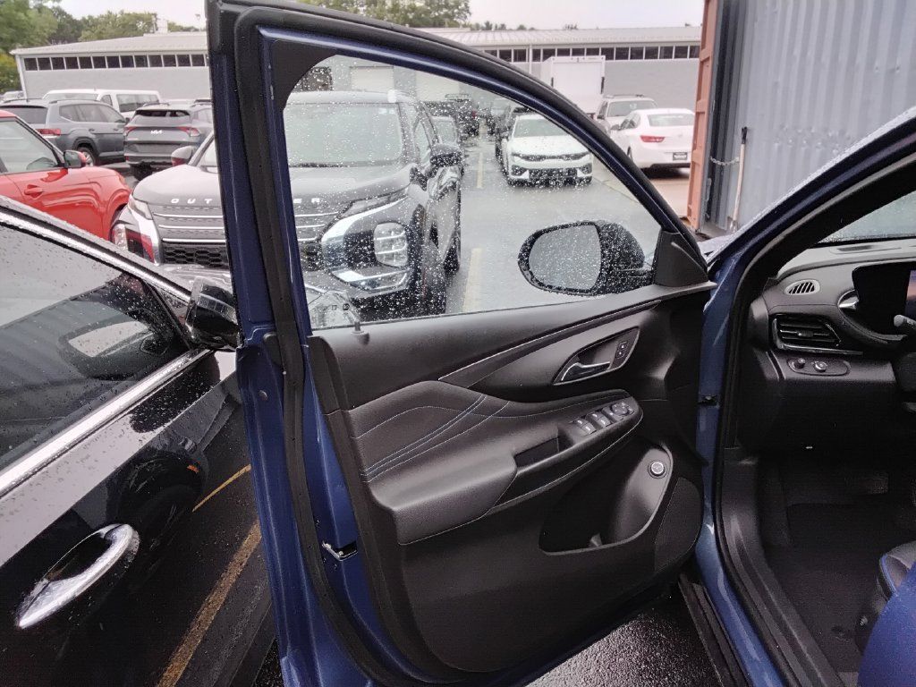 Used 2025 Buick Envista Sport Touring w/ Convenience II Package FWD image 10