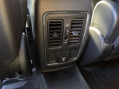 Used 2020 Jeep Grand Cherokee Altitude image 23