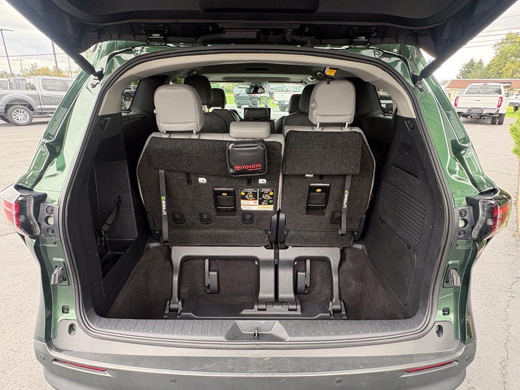 Used 2026 Toyota Sienna XLE FWD image 14