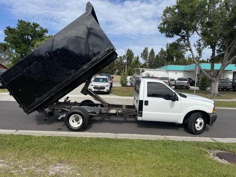 Used 2001 Ford F350 2WD Regular Cab DRW Super Duty image 3