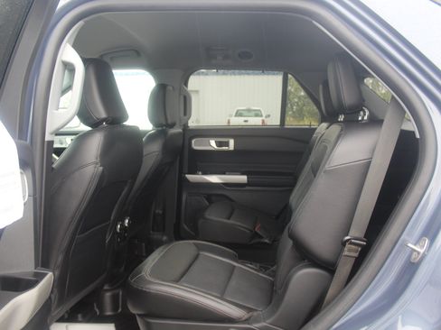 Used 2021 Ford Explorer Limited w/ Equipment Group 301A AWD/4WD image 16