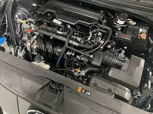 Used 2022 Hyundai Elantra SE image 16