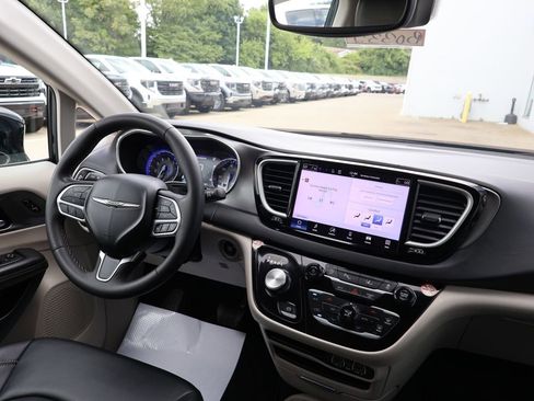 Used 2024 Chrysler Pacifica Touring-L FWD image 27