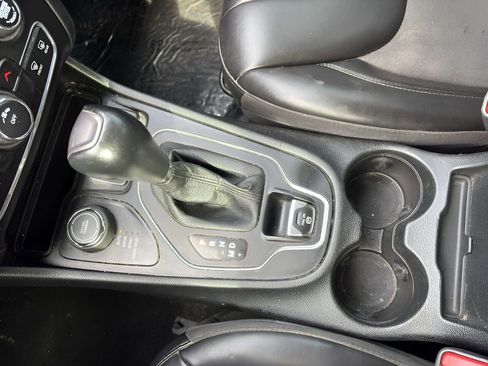 Used 2021 Jeep Cherokee Latitude Plus image 18